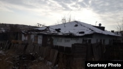 На стенах дома в поселке Жезказган надпись: «Здесь еще живут»