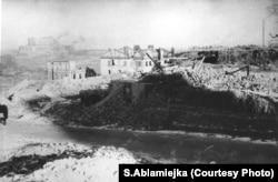 Траса самай вузкай мураванай вуліцы Новага гораду — Луначарскага — у 1946 годзе.