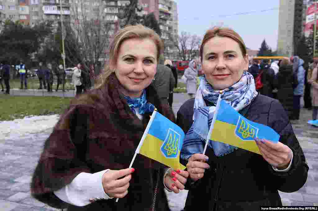 Світлана Іваниш та Людмила Рогатин &ndash; учительки. Зранку піднімали прапор у школі. &laquo;Ми зберігаємо здоровий глузд, раціонально оцінюємо ситуацію і готові до боротьби&raquo;, &ndash; запевняють жінки