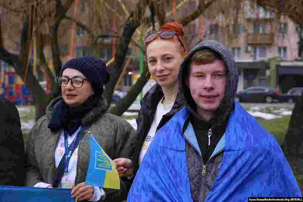 Волонтерка Власта Рейпаші (посередині) &ndash; постійна учасниця патріотичних заходів. Каже, що молоді щоразу більшає, якщо порівнювати навіть із 2014 роком