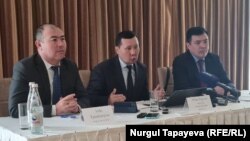 Руководитель комиссии по расследованию январских событий «Аманат» Абзал Куспан (в центре). Нур-Султан, 11 февраля 2022 года