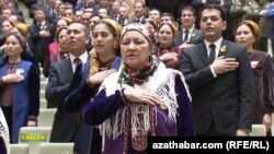 Halk maslahatynyň mejisine gatnaşyjylar. Arhiw suraty