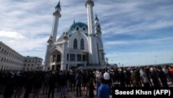 Казанда Кол Шәриф мәчетенә Ураза гаетенә килүчеләр