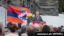 Ուրուգվայ - Արցախի ԱԳ նախարար Մասիս Մայիլյանը ելույթ է ունենում Հայոց ցեղասպանության 104-րդ տարելիցին նվիրված միջոցառմանը Մոնտեվիդեոյի Արմենիա հրապարակում, 24-ը ապրիլի, 2019թ․