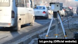 Бишкекте жол боюна коюлган үч буттуу көчмө аппарат.