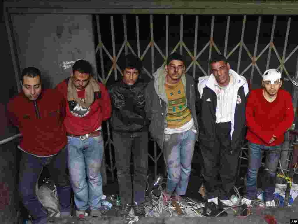 عده‌ای از طرفداران حسنی مبارک که توسط مخالفان او دستگیر شده‌اند