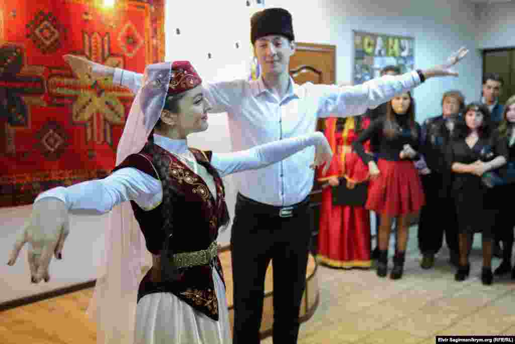 На мероприятии представили народные танцы азербайджанцев и крымских татар, национальные кухни и музыку