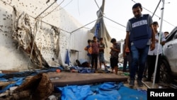 Үй-жайлары талкаланган миңдеген палестиндер балдары менен алачыктарда баш калкалоого аргасыз. 