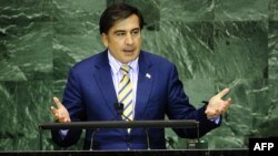 По мнению некоторых грузинских экспертов, речь Саакашвили создала фон, который может существенно выбить почву “из-под ног” главного оппонента Грузии – России