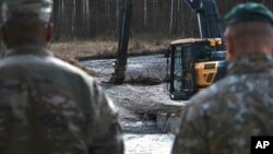 Пошукавыя працы ў балоце на палігоне ў Падбродзьдзі (Pabradė) у Літве