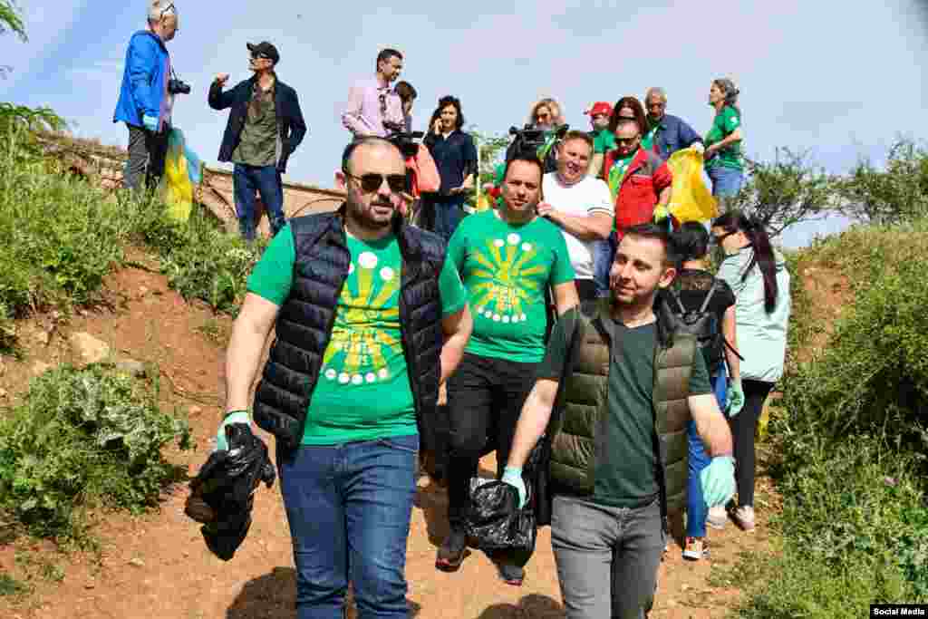 U akciji učestvuje i gradonačelnik Kisele Vode Orce Georgievski.