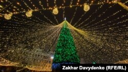 Новорічна ялинка на Софійській площі в Києві, 19 грудня 2020 року