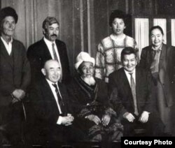 Жаныбек казынын уулу Маматураим коомдук ишмер Салижан Жигитов, «Азаттыктын» кабарчылары Жаркын Темирбаева, тарыхчы Кыяс Молдокасымов жана башка адамдар менен вице-президент Ф. Куловдун кабыл алуусунда. Бишкек. Архив.