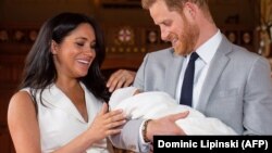 Британський принц Гаррі і його дружина Меган із новонародженим сином