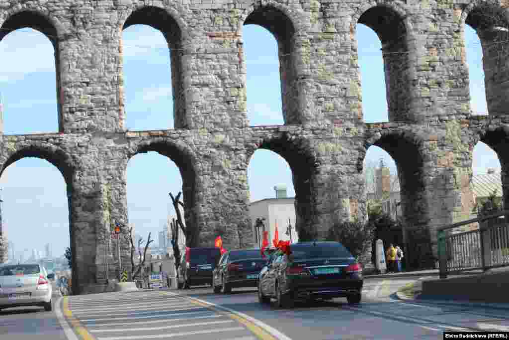 В городе Стамбуле около 100 соотечественников на автомашинах с флагом Кыргызстана посетили исторические места.&nbsp; &nbsp;