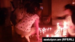 Церемония зажжения свечей в память о Ваге Аветяне возле ресторанного комплекса «Арснакар», Ереван, 30 июля 2012 г.  