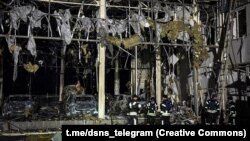 Також, за даними ДСНС, сталося загоряння автосалону та шести автомобілів всередині