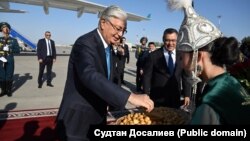 Казакстандын лидери Касым-Жомарт Токаевдин учагы Бишкекке келип конду, 21-август, 2025-жыл 