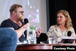 Режисер Робін Квапіл (зліва) під час обговорення фільму у Празі