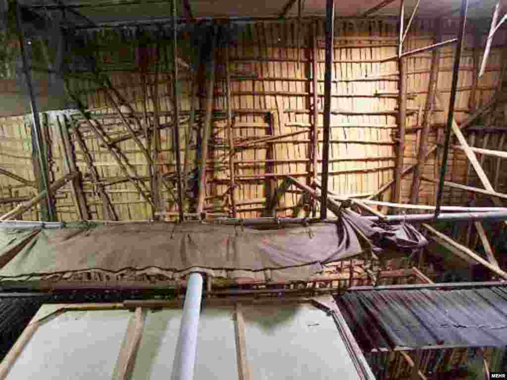 تئاتر پارس در قاب تصویر - نمایشخانه قدیمی پارس که از سال‌های دور در خیابان لاله‌زار تهران فعالیت می‌کند، نهایتاً پس از یکسال تعلل در مورد مرمت آن، محکوم به تخلیه شد. (عکس‌ها از خبرگزاری مهر/ تیرماه ۸۷)