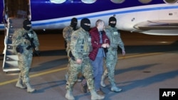 Азербайджанский спецназ конвоирует блогера Александра Лапшина в аэропорту Баку, 7 февраля 2017 г.