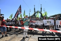 Novák Előd a Szabadság hídon hiába várja a menetet