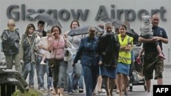 مسافران و کارکنان فرودگاه گلاسکو اسکاتلند در حال خروج از ترمینال این فرودگاه هستند