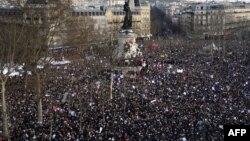 Порис, 11 январ, майдони Республика