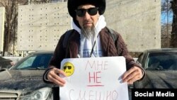 Незрячий активист Мусагали Дауылов проводит пикет в Актобе. 21 января 2025 года. Фото Oyan, Qazaqstan