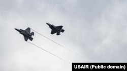 Avioane USAFE F-35 Lightning II ajung în România, în februarie 2024. Chiar dacă Statele Unite își mențin angajamentele de până acum cu privire la România, sporirea cheltuielilor militare ale țării e necesară în context european.