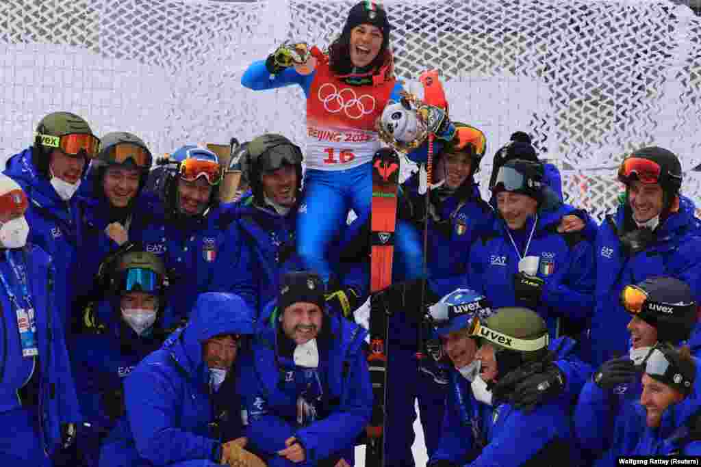 Аялдар арасындагы тоо лыжасы боюнча жарышта коло байге уткан италиялык лыжачы Федерика Бриньоне жеңишин майрамдап жаткан учуру.&nbsp;