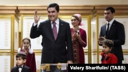 Гурбангулы Бердымухамедов, видимо, решил вернуть себе статус единоличного лидера клана и государства, отодвинув сына Сердара на второй план