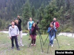 Бийик Рыскулов окуучулары менен экскурсиялык сабакта.