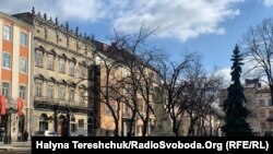 СБУ закликає громадян повідомляти про підозрілі транспортні засоби, людей, які цікавляться військовими об’єктами