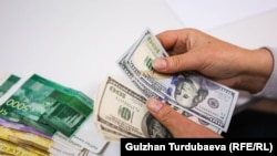 Кыргыз сому жана АКШ доллары. Иллюстрациялык сүрөт.