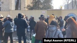 УКМКнын жанына чогулгандар. 2022-жылдын 18-февралы.