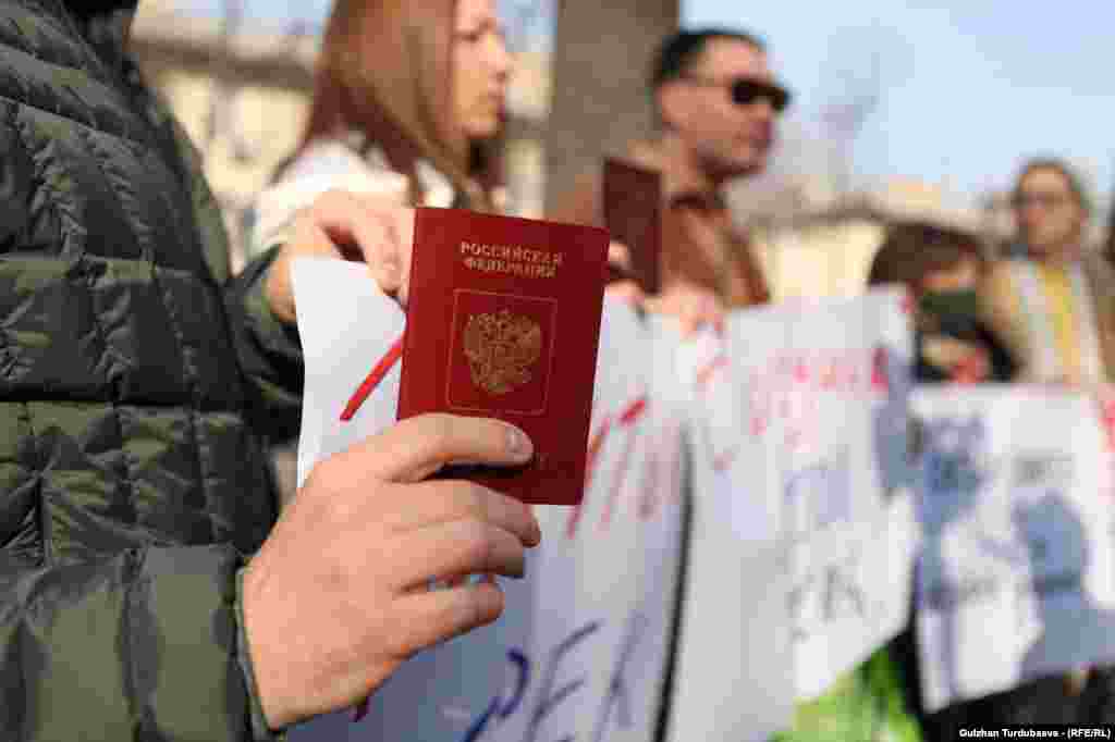 Колуна Орусиянын паспортун кармаган жаран. Бишкек.
