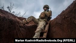 Український військовий на лінії фронту на Донбасі (архівне фото)