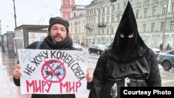 Пікет російського соціолога і художника Льоні Цоя у Санкт-Петербурзі, 19 лютого, 2022 року.