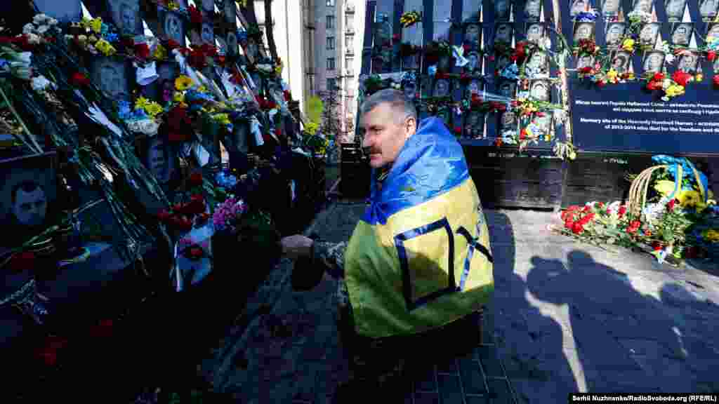 105 героям Небесної сотні посмертно присвоєно звання &laquo;Герой України&raquo;, а троє іноземців &ndash; громадянин Білорусі Михайло Жизневський і громадяни Грузії Зураб Хурція і Давид Кіпіані &ndash; посмертно нагороджені орденами Героїв Небесної сотні