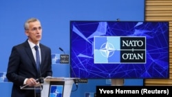 Generalni sekretar NATO-a Jens Stoltenberg održava konferenciju za novinare nakon vanrednog sastanka Komisije NATO-Ukrajina, u Briselu 22. februara 2022.