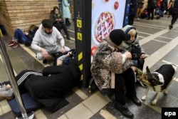 Кияни в метро під час повітряної тривоги