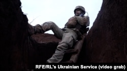 Український захисник в окопі під Новолуганським Донецької області 22 лютого 2022 року. Загострення на сході тоді вже почалось, до атаки на Київ – два дні