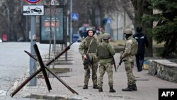 Українські військові в урядовому кварталі в Києві, 24 лютого 2022 року