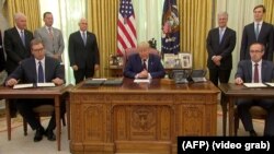 Predsednik Srbije Aleksandar Vučić i premijer Kosova Avdulah Hoti sa predsednikom SAD Donaldom Trampom u Beloj kući 4. septembra