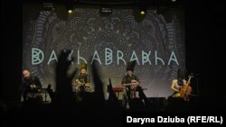 Український етно-гурт «ДахаБраха» у Празі