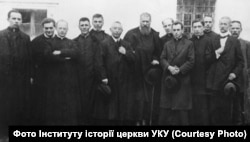 Після свячень Йосифа Сліпого. У центрі митрополит Андрей Шептицький, зліва від нього Йосиф Схрейверс, який представляв Йосифа Сліпого до свячень, і Йосиф Сліпий (на задньому плані)