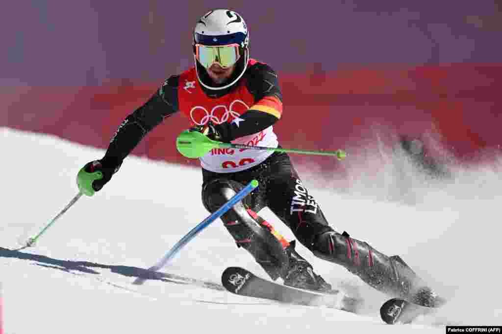 Кыргызстандан бул жолу бир гана спортчу Максим Гордеев лыжа тебүүнүн слалом түрү боюнча күчүн сынады. Ал 88 лыжачынын арасында таймашып, марага жетпей калды.