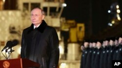 Фото поширене російськими офіційними ЗМІ, які стверджують, що це очільник Росії Путін під час урочистостей щодо спуску на воду у Мурманську. Росія, 27 березня 2025 року