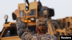 Колоннам армии США показывает палец вверх от женщины-солдата после перехода в Кувейт во время последней колонны из Ирака 18 декабря 2011 г. (фотография из архива). 